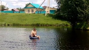 Красивые мальчики купаются на озере!