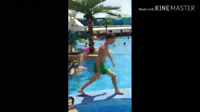 Делаем сальто в Бассейне смотреть онлайн