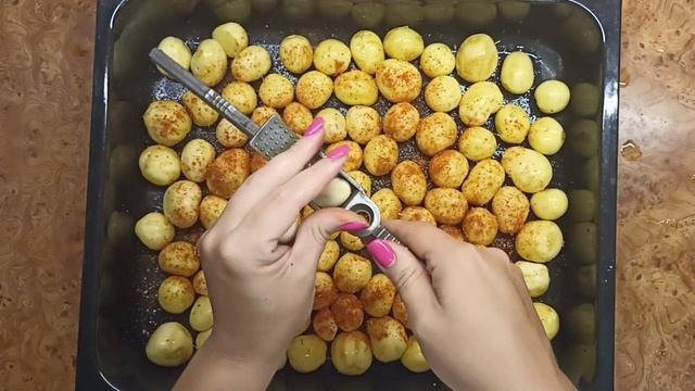 Як Дуже Смачно Приготувати Молоду Картоплю - СМАКОТА!!!ЗОЛОТИСТА МОЛОДА КАРТОПЛЯ У ДУХОВЦІ смотреть онлайн