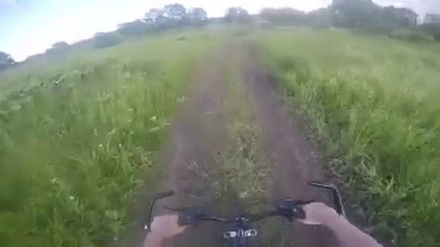 Вложки на велосипеде по грязи. Gopro смотреть онлайн