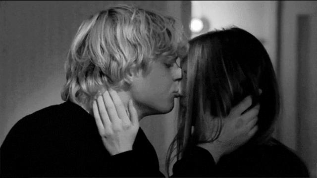 Evan peters y Taissa farmiga смотреть онлайн