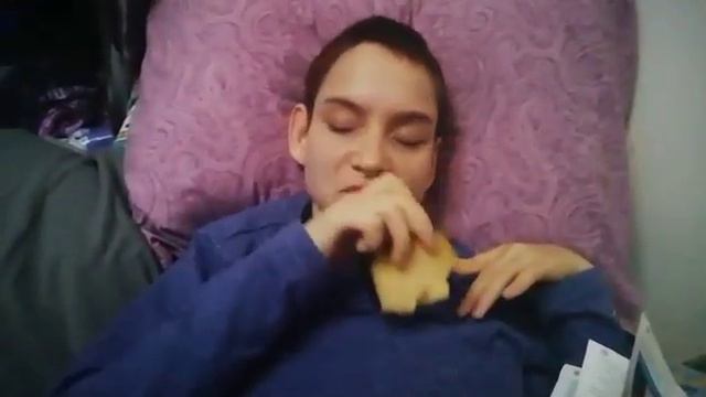 Кусок сыра "Гауда" дорогой для нас и тяжелый для Леночки с ограниченными возможностями (диагноз ДЦП смотреть онлайн