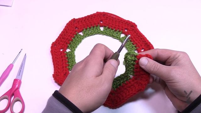 Left Hand: Crochet Pompom Trimmed Christmas Tree Skirt | The Crochet Crowd смотреть онлайн