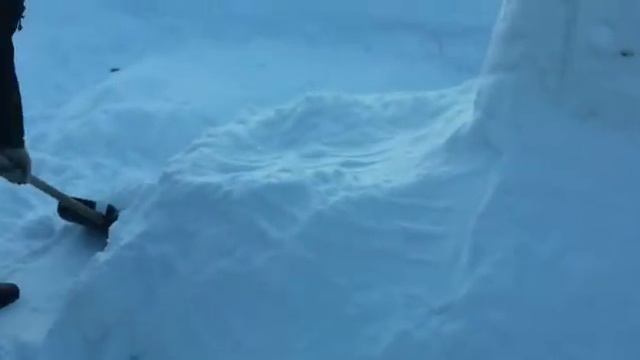 Строим горку из снега. Часть 1. А вот так мы живем! смотреть онлайн