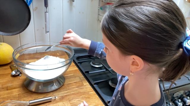 59. ЛЕС И ОЗЕРО / МАЙЯ ГОТОВИТ - ВАФЛИ НА ВСЮ СЕМЬЮ. смотреть онлайн