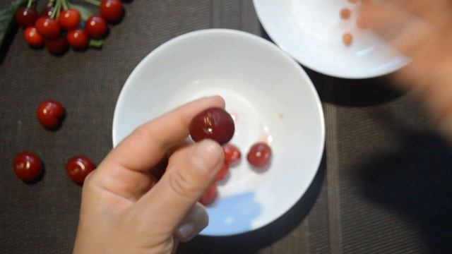 Как очистить вишню от косточек: 3 способа быстрого драглевания ягод смотреть онлайн