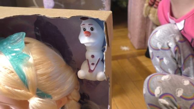 ЧЕЙ ПОДАРОК? ЧЕЛЛЕНДЖ! Что мы нашли под новогодней ёлкой? Распаковка подарков Новый ГОД 2020! смотреть онлайн