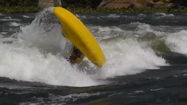 Уганда, Белый Нил, Супер хол: тренировки январь 2015 по фристайлу на бурной воде в каяке в Африке смотреть онлайн