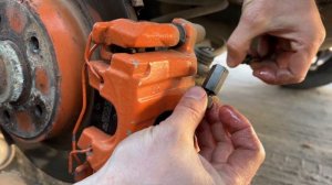 Заглушка на тормозную трубку суппорта