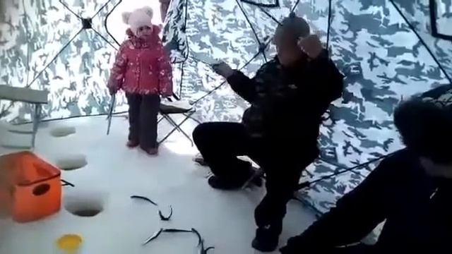 Ловля Корюшки на махалки с блеснами навязанными по 2 шт в виде гирлянды 25.03.2018 смотреть онлайн