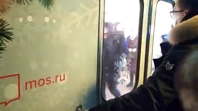 Новогодний электропоезд (ЕЖ-3/ЕМ-508Т) перегон станции Курская – Проспект мира. (26.12.2020) смотреть онлайн