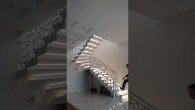 Белая лестница подсветка смотреть онлайн