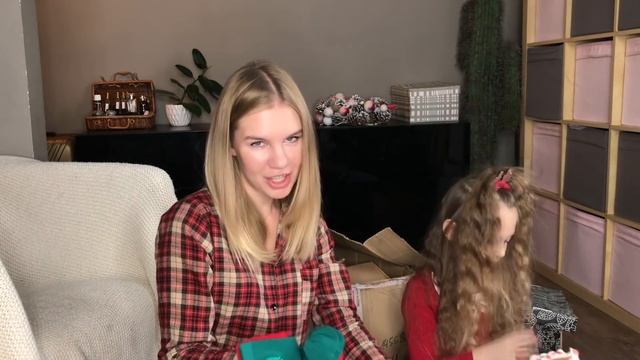 Поставили елку?Новогодние пижамы?❄️Пицца больше стола!?? смотреть онлайн