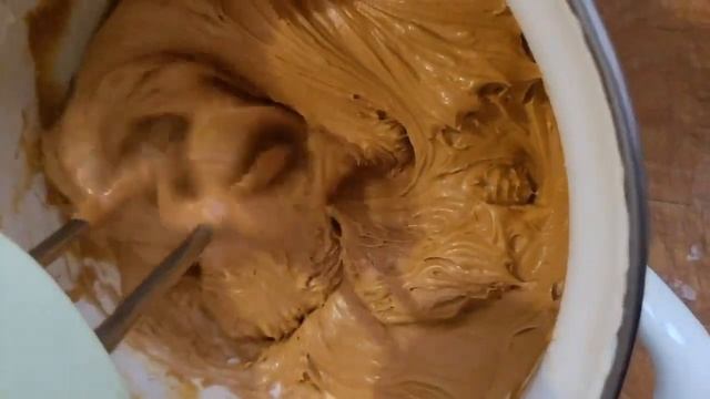 Как сделать крем со сгущенки и масла? Крем с вареной сгущенки! ВСЕГО 2 ИНГРЕДИЕНТА! смотреть онлайн