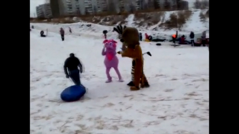 Пристал зря к "зебре" - получи тумаков! смотреть онлайн