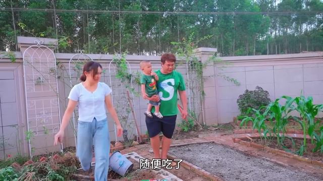 小航航帮爸爸刷鞋，意外学会新词汇，敏锅一听乐坏了【农人老肥】 смотреть онлайн