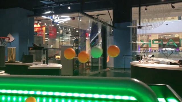 Летающие шарики и мячики The flying balls and balloons смотреть онлайн