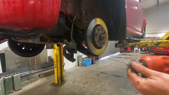 How to replace front brake discs and pads on Citroen C1 / Peugeot 107 / Toyota Aygo смотреть онлайн