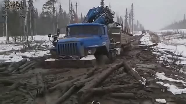 На грузовике Урале да ещё и с бортовым прицепом, едим в тайгу через лужи с брёвнами зимой смотреть онлайн