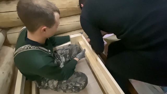 Одна ночь и день в лесной избе | Делаем кровати смотреть онлайн