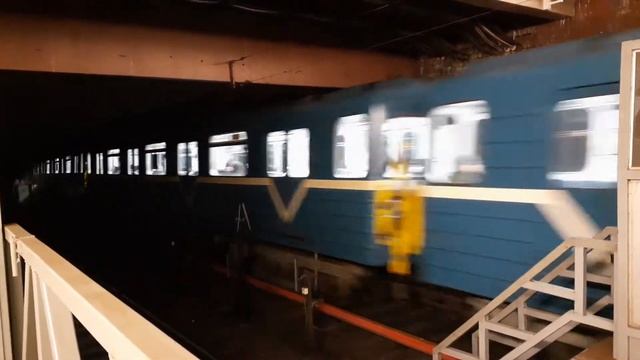 Метро Санкт-Петербурга. 81-717 отправляется со станции Парнас смотреть онлайн