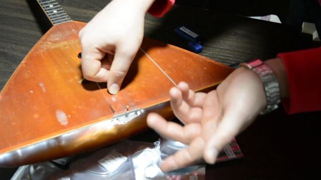 Ставим гитарные струны на балалайку смотреть онлайн