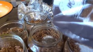 Каша с мясом и овощами в банках в духовке.