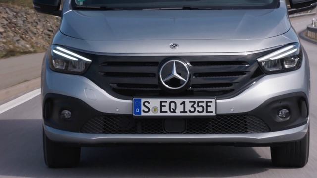 Mercedes-Benz EQT 200 in Helvine silver Driving Video смотреть онлайн