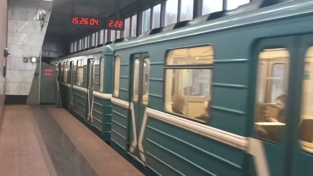 81-717.5М с круглой маской, отправляется со станции Воробьёвы Горы, подав тифон смотреть онлайн