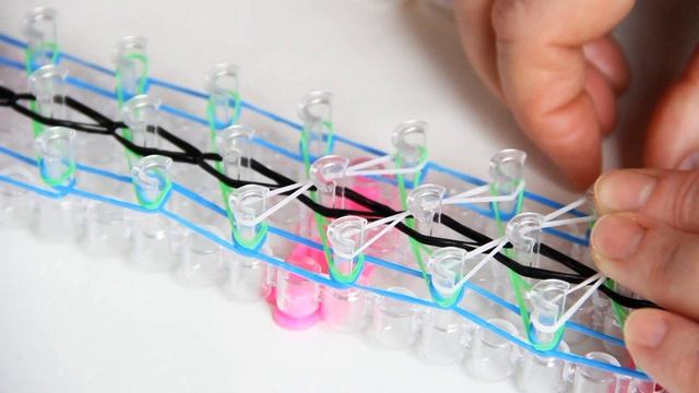 Как сделать браслет косая лестница на станке( Rainbow Loom Bracelet ) смотреть онлайн