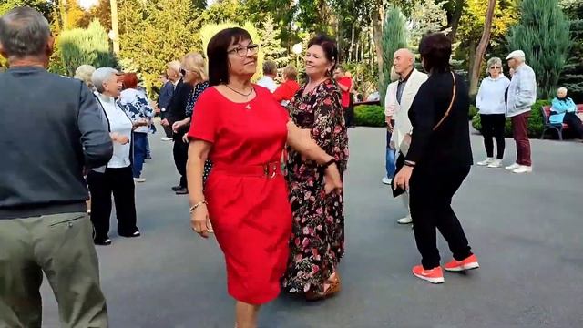 ТЕЩА ДАЛА, ДАЛА НА МАШИНУ! ТАНЦЫ ХАРЬКОВ УКРАИНА СЕНТЯБРЬ 2023 смотреть онлайн