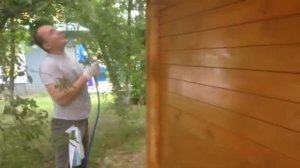 Покраска стен деревянного дома безвоздушным способом