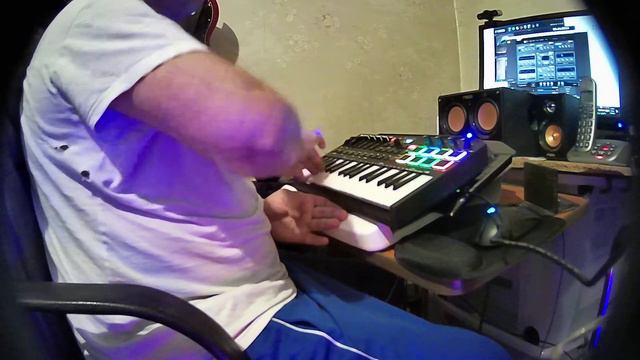 M-Audio Oxygen Pro Mini - demo using Air Hybrid 3 software смотреть онлайн