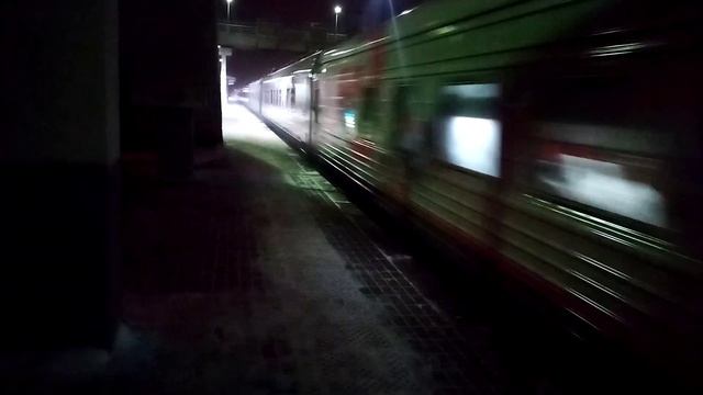 ЭП20 со скорым пассажирским поездом на станции Голутвин. смотреть онлайн