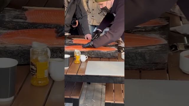 Рыба северных народов или loimulohi—лосось на доске, но используются и другие жирные сорта рыб #еда смотреть онлайн