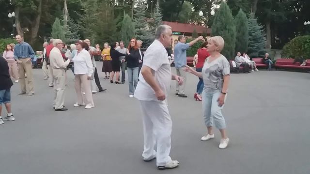 Харьков, танцы в парке;"Синий иней" смотреть онлайн