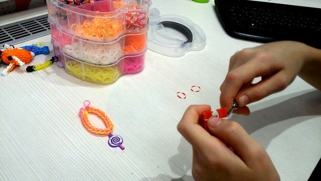 Плетение браслетов из резинок с подвесками смотреть онлайн