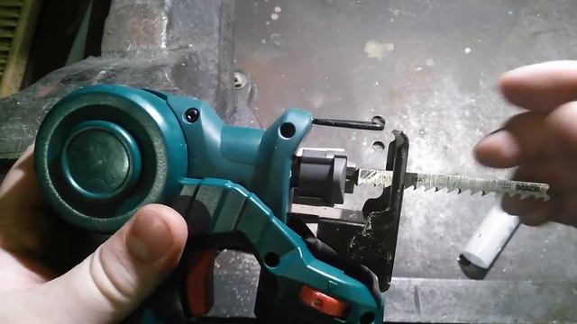 работа HAMMER аккумуляторного 12в лобзика и реноватора смотреть онлайн