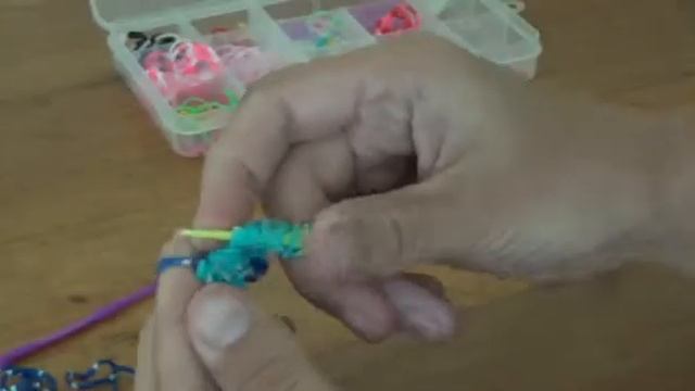Как сплести СЕРДЦЕ из резинок Rainbow Loom крючком без станка | Браслет и брелок из сердечек смотреть онлайн
