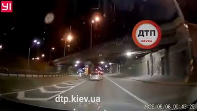 В Киеве на высокой скорости разбился 