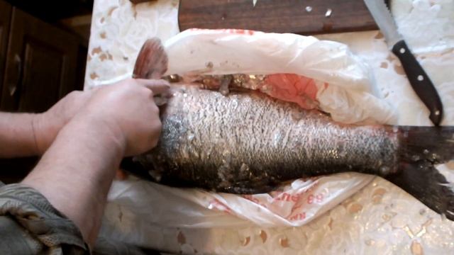 чистить рыбу ложкой clean the fish смотреть онлайн