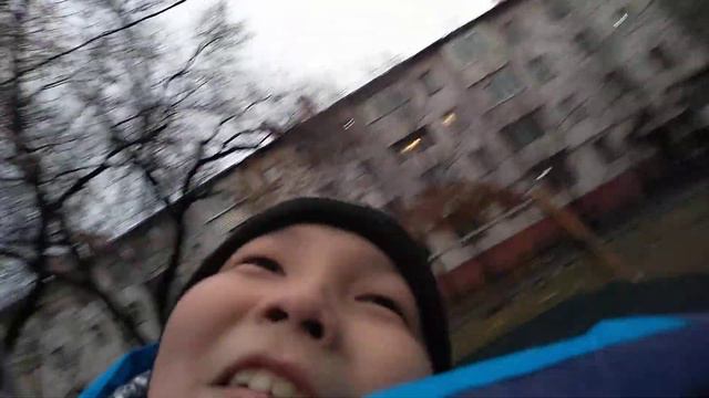 Чел крутится, а другой чел делает тупую рожу смотреть онлайн