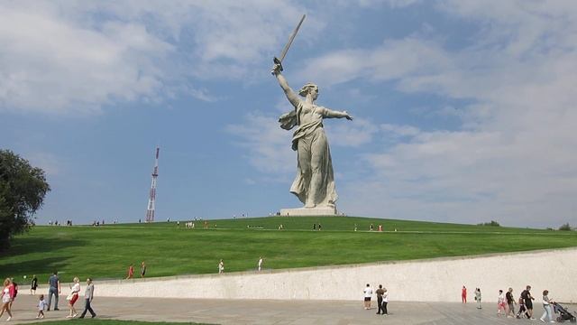 28.08.2023. Россия. Волгоград. Мамаев Курган. Вид на Родину-Мать со стороны зала воинской славы. Ч. смотреть онлайн
