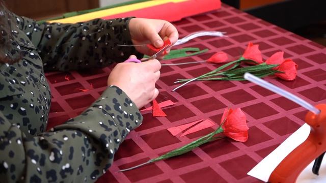 Цветы из гофрированной бумаги - делаем тюльпаны | Московское долголетие смотреть онлайн