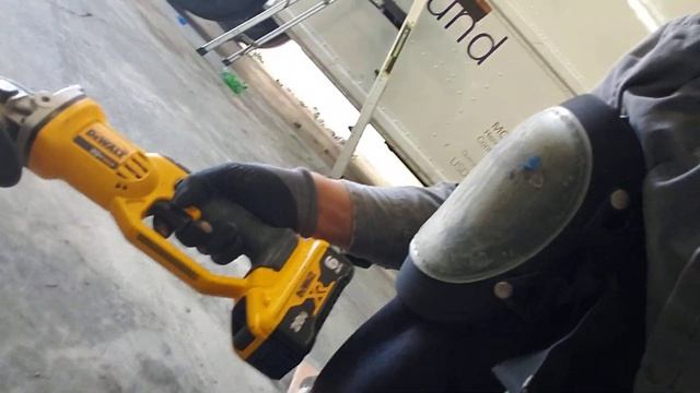 Dewalt DCG412 20v cordless grinder cutting concrete fasteners смотреть онлайн