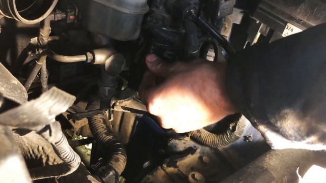 Как заменить топливный фильтр на дизельном Kia Sportage 2 смотреть онлайн