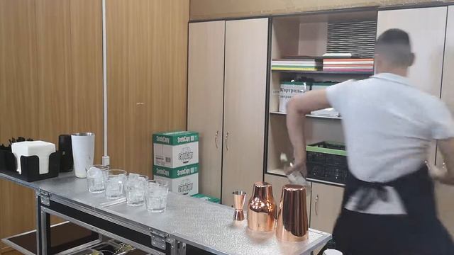Накануне 8 марта в офисе компании смотреть онлайн