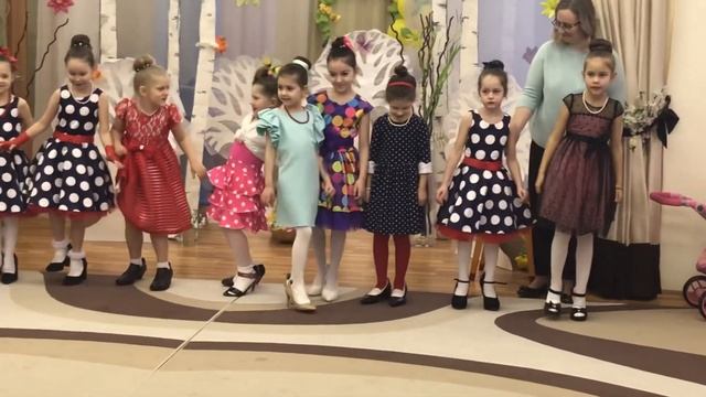 Праздник 8 марта. Девчонки на маминых каблуках )