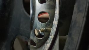 Проверка золотников на шиномонтаже.