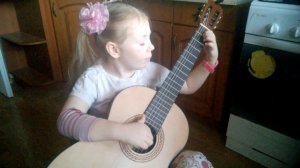 С Днём Победы! ТЁМНАЯ НОЧЬ маленькая девочка играет на гитаре